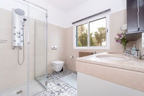 Deluxe House, Ocean View | Bathroom | Shower, hair dryer, towels, soap - Sea Sky House By Holiday Rental Madeira (Ribeira Brava)