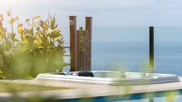 Hus – deluxe, havutsikt | Basseng | Utendørsbasseng