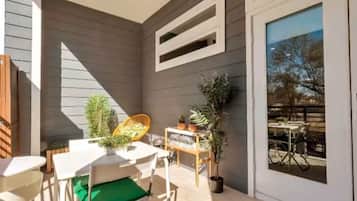 Quarto, vista para a cidade | Terraço/pátio