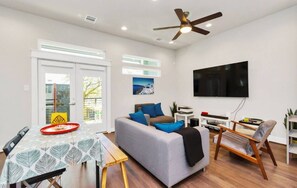 Quarto clássico, vista para a cidade | Área de estar | Smart TV 55 polegadas com canais digitais, Netflix