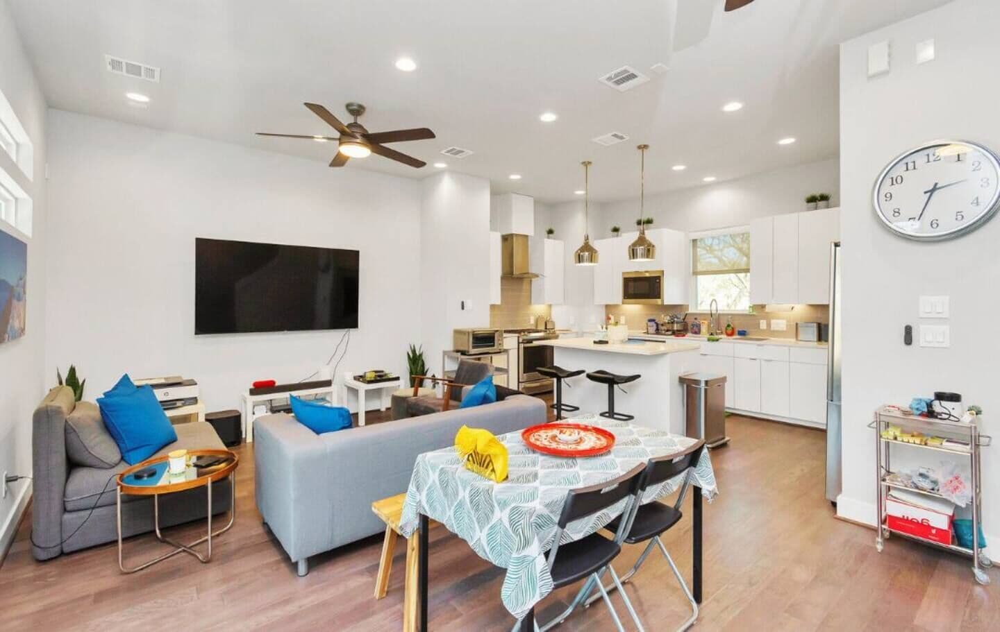 Un apartamento moderno con sala de estar, comedor y cocina.