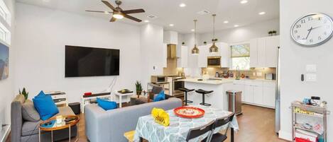 Un apartamento moderno con sala de estar, comedor y cocina.