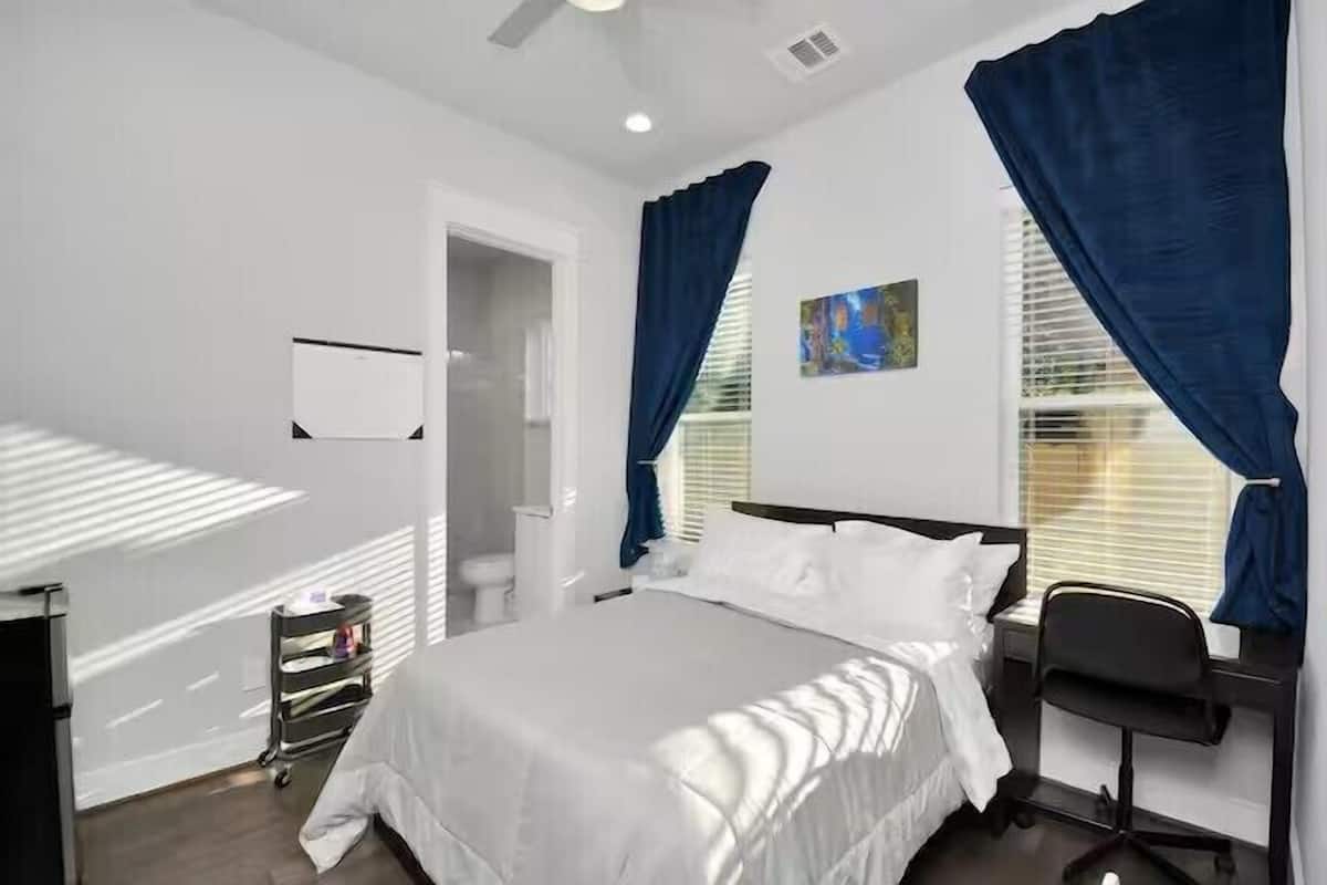 Habitación clásica, vistas a la ciudad | Ropa de cama de alta calidad y decoración individual