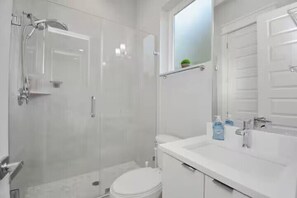 Classic Room, City View | Bathroom | Free toiletries, towels