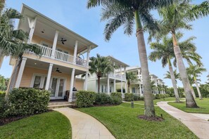 Exterior - ~NEW~ NSB Coastal Executive Retreat. Close To Beach/Flagler/Canal + Pool/Hot tub (New Smyrna Beach)