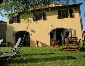 Outdoor dining - Nature and culture: Tuscan house in the countryside - ideal for families or friends (Toscana)