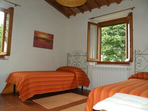 2 bedrooms, desk, iron/ironing board, travel cot - Nature and culture: Tuscan house in the countryside - ideal for families or friends (Toscana)