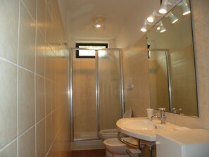Hair dryer, bidet, towels, soap - Nature and culture: Tuscan house in the countryside - ideal for families or friends (Toscana)