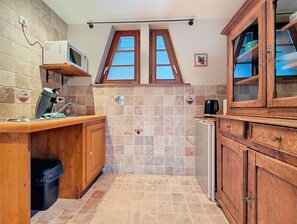 Réfrigérateur, micro-ondes, plaque de cuisson, cafetière/bouilloire