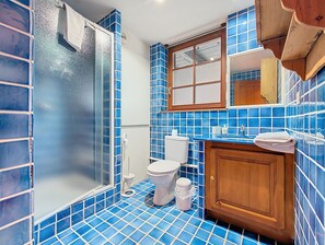 Douche, sèche-cheveux, serviettes fournies, savon