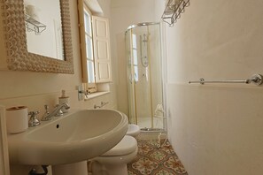 Hair dryer, bidet, towels, soap - Favignana Apartment Alma (Favignana)