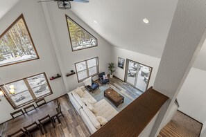 Een smart-tv en boeken