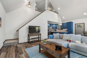 Een smart-tv en boeken