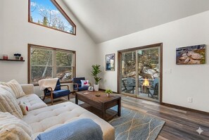 Een smart-tv en boeken