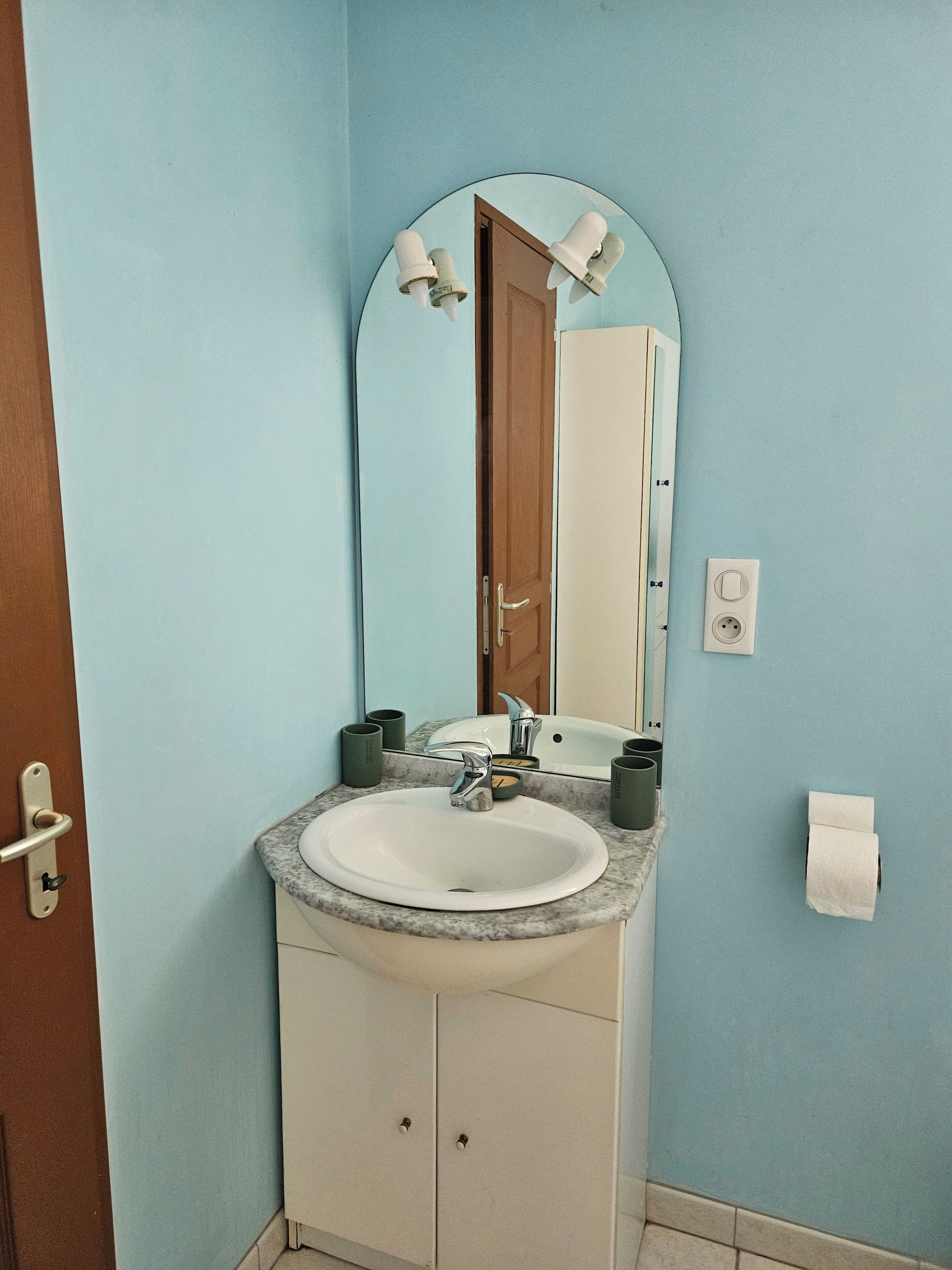 Sèche-cheveux, serviettes fournies, savon, shampoing