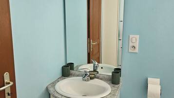 Sèche-cheveux, serviettes fournies, savon, shampoing