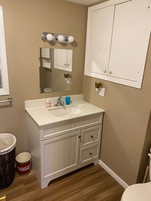 Hiustenkuivaaja, pyyhkeet, saippua, vessapaperi