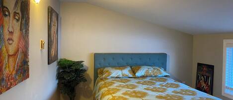 2 habitaciones, tabla de planchar con plancha, internet y ropa de cama