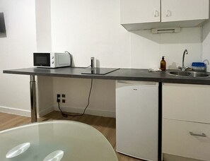 Een koelkast, een microgolfoven, een koffiezetapparaat/waterkoker