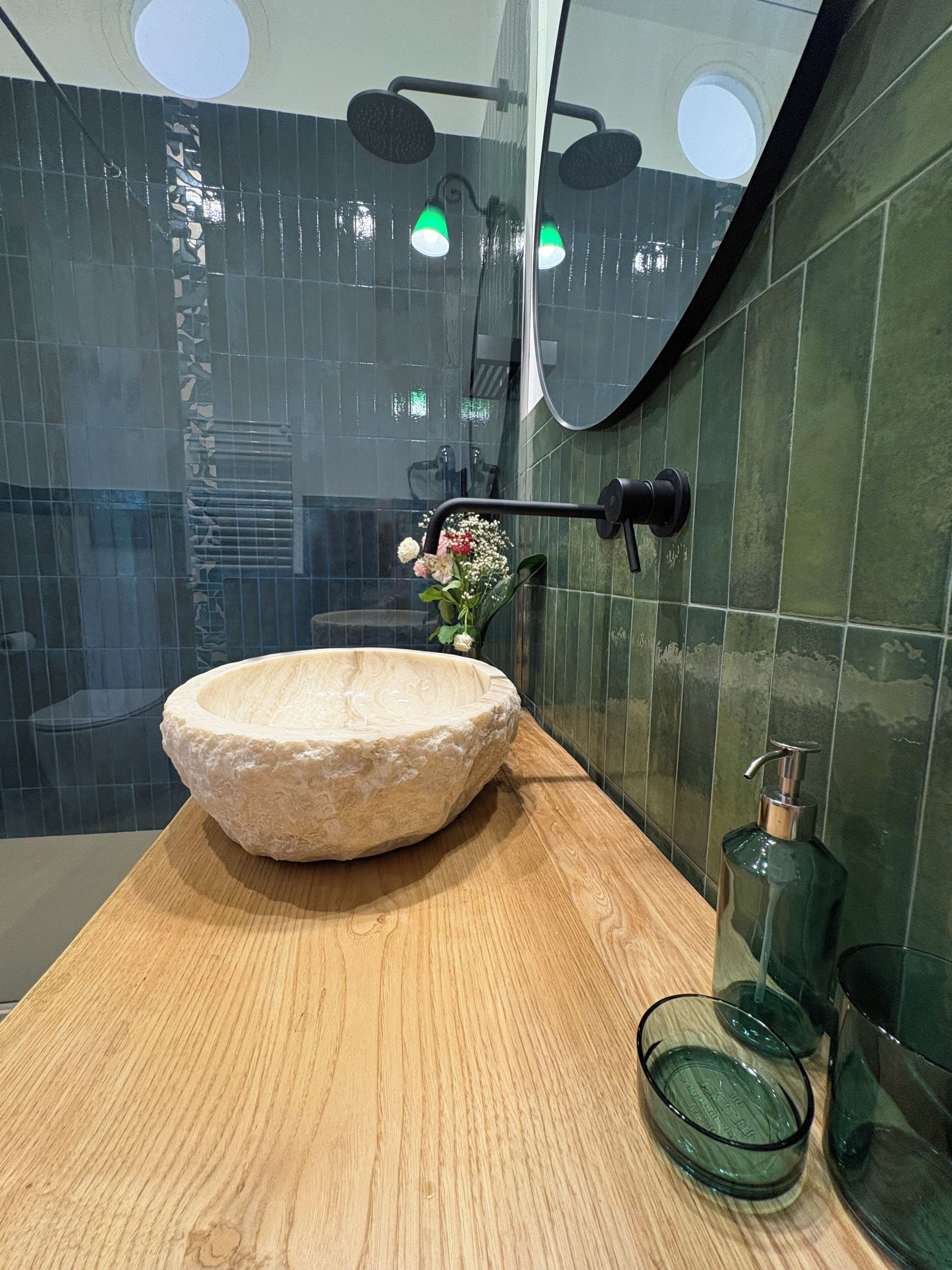 Een douche, een haardroger, een bidet, handdoeken