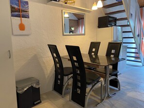 Dining - Family-friendly vacation home, attractively furnished, directly on the waterfront (Bruinisse)