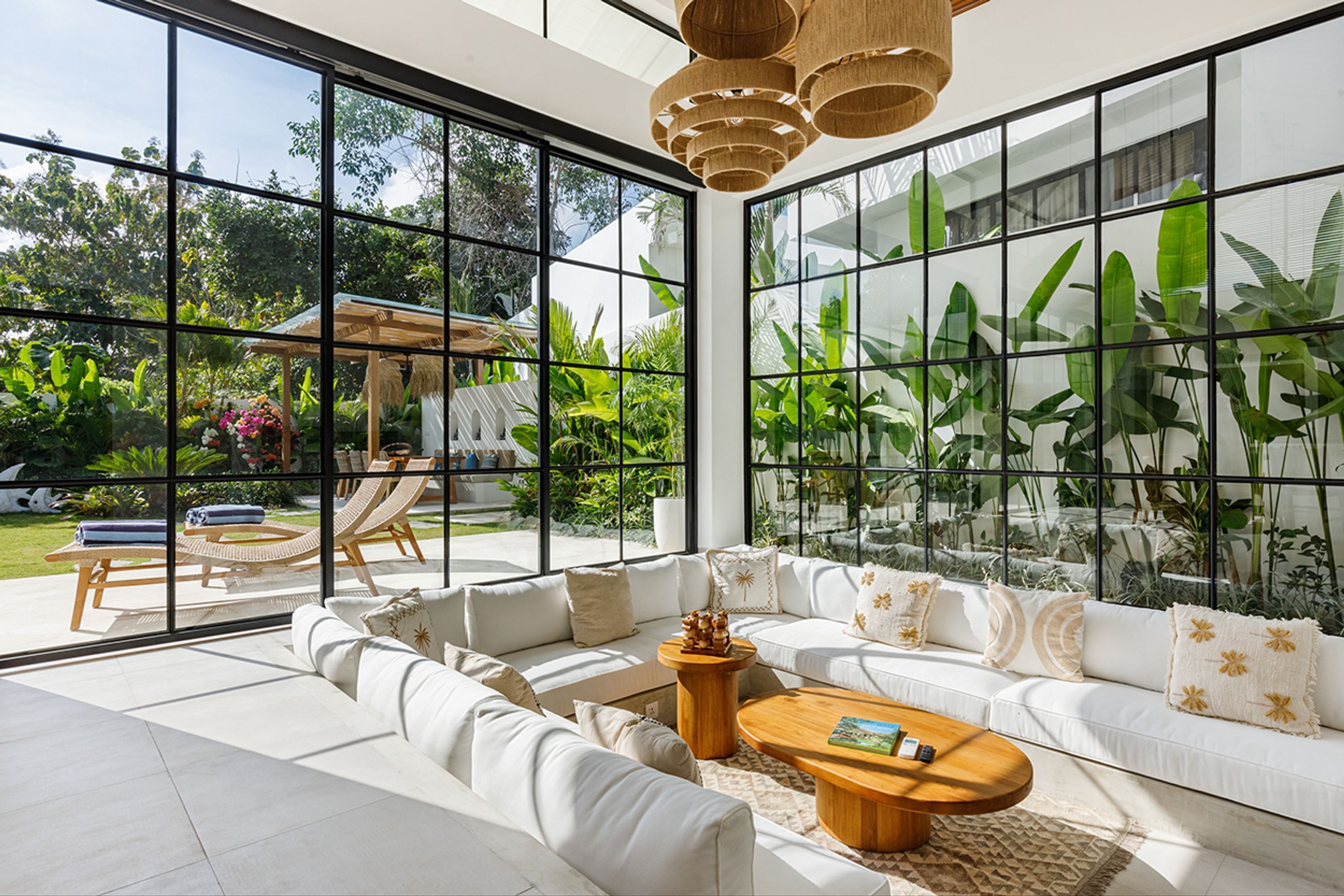 Una televisión, una oficina