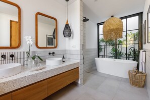 Een douche, een haardroger, handdoeken
