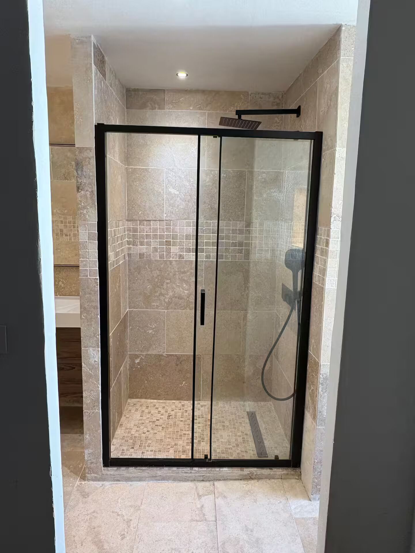 Douche, sèche-cheveux, serviettes fournies, savon