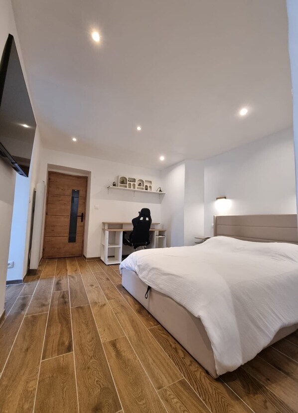 Silitysrauta/-lauta, Wi-Fi, vuodevaatteet