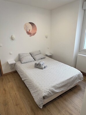 2 bedrooms, iron/ironing board, WiFi, bed sheets