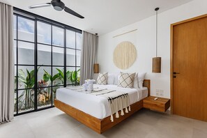 4 habitaciones, escritorio y tabla de planchar con plancha 