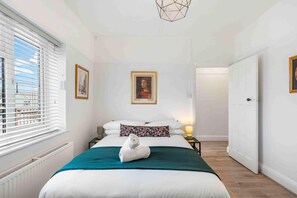2 bedrooms, iron/ironing board, bed sheets - Ferry Fab Pad | By My Getaways (Brighton)