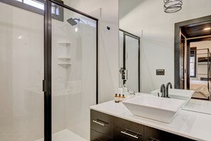 Dusche, Haartrockner, Handtücher, Seife
