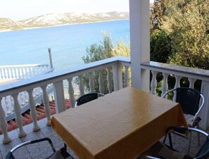 Apartment | Balcony - Stara Novalja Apartment With Big Terrace (Novalja)