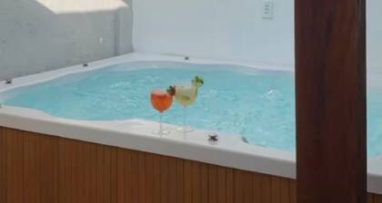 House in Rio das Ostras with a heated hot tub for 7 people.