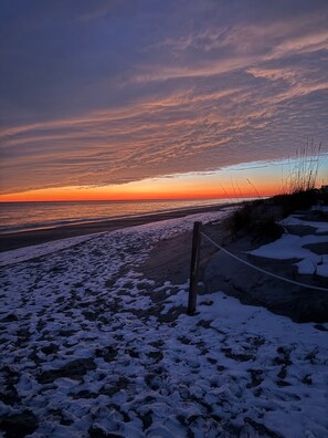 Beach - 'Snow On The Beach' - Bright Coastal Home in OKI (Oak Island)