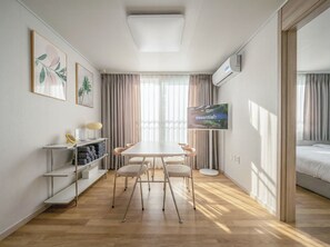 Basic Double Room | Dining - Anne House (Seoul)