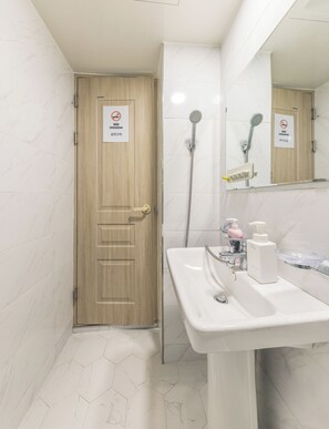 Basic Double Room | Bathroom - Anne House (Seoul)