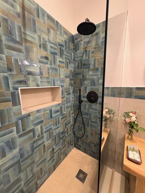 Dusche, Haartrockner, Bidet, Handtücher