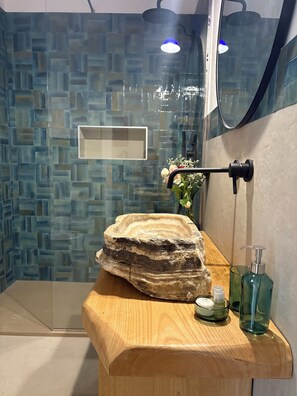 Bruser, hårtørrer, bidet, håndklæder