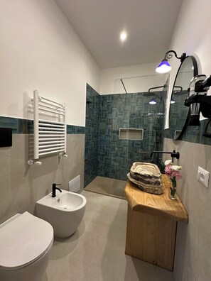 Dusche, Haartrockner, Bidet, Handtücher