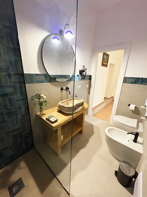 Dusche, Haartrockner, Bidet, Handtücher