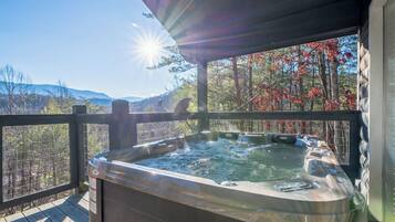 Banyera d'hidromassatge a l'aire lliure