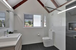 Een douche, handdoeken
