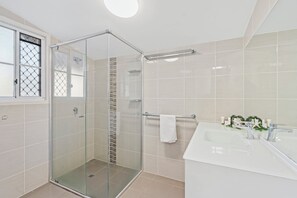 Een douche, handdoeken