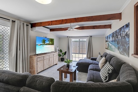 Smart TV, DVD player, books. Fantastic beach house tucked away in paradise