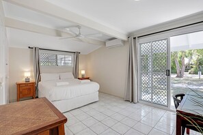 Desk, free WiFi, bed sheets - Fantastic beach house tucked away in paradise (Amity)