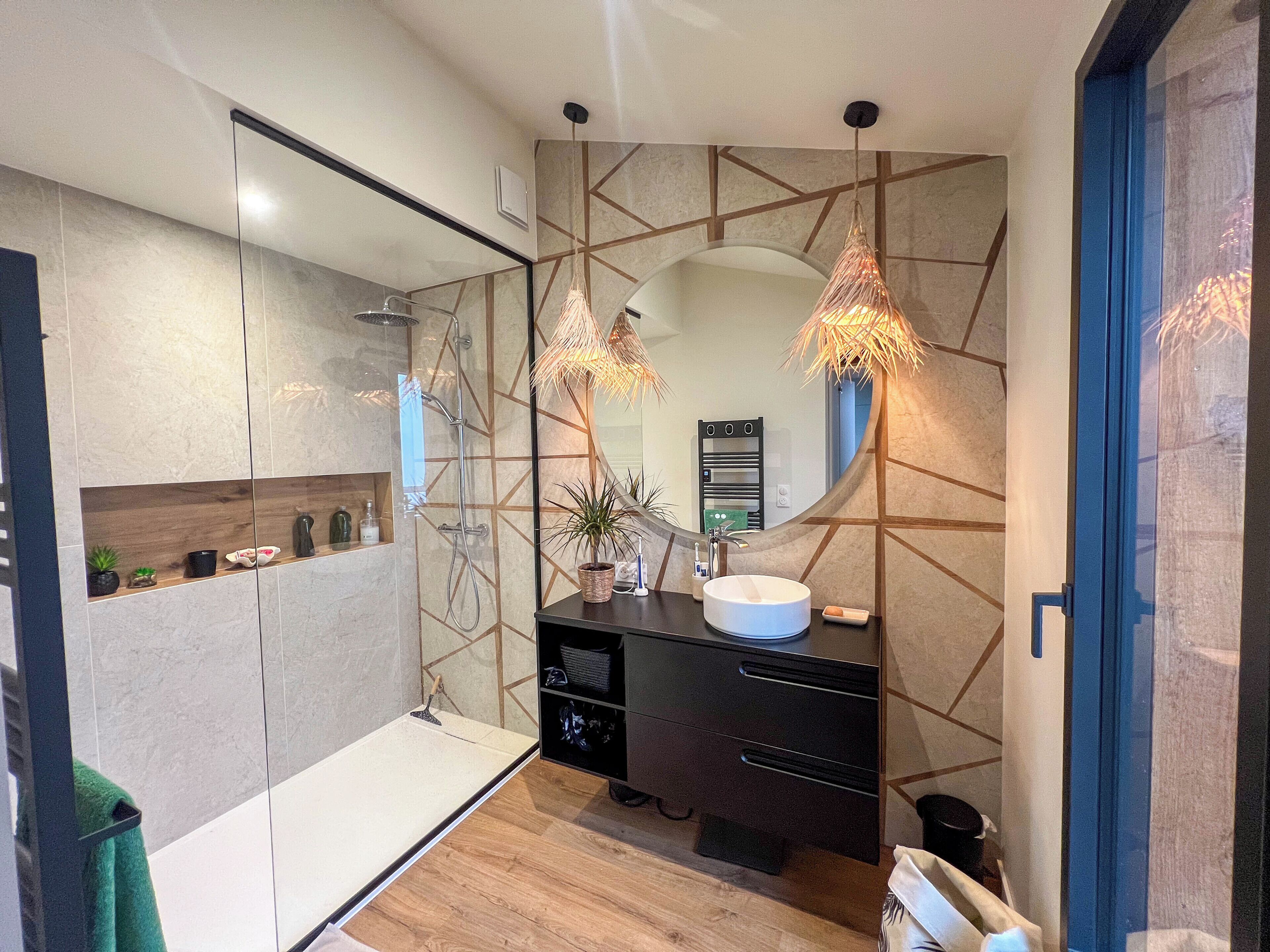 Shower, hair dryer, towels