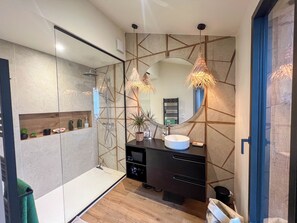 Shower, hair dryer, towels
