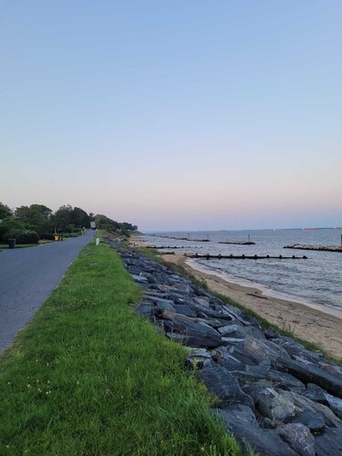 Cheerful Cottage Home near Annapolis in Beautiful Chesapeake Bay Beach setting